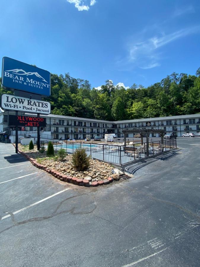 Bear Mount Inn & Suites Pigeon Forge Exterior photo
