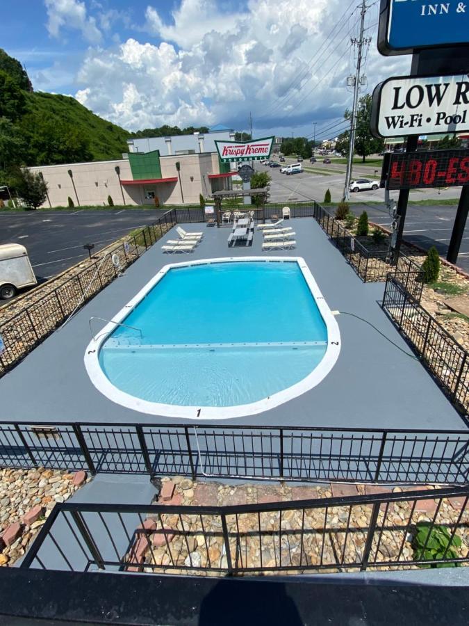 Bear Mount Inn & Suites Pigeon Forge Exterior photo