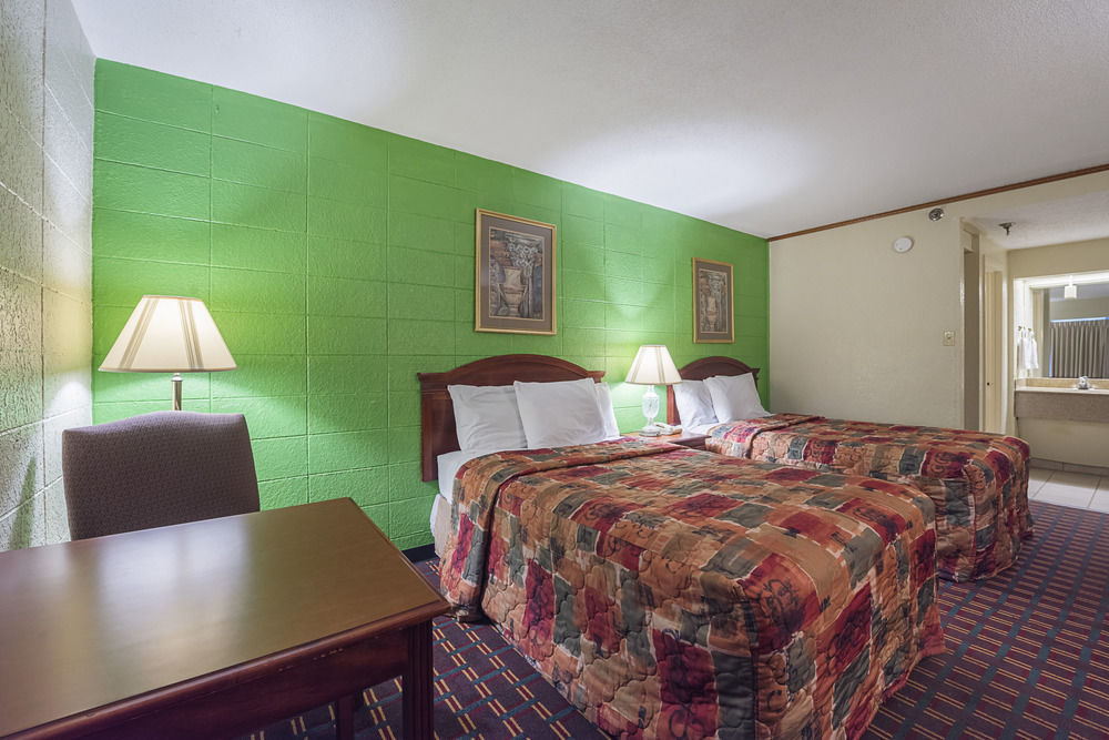 Bear Mount Inn & Suites Pigeon Forge Exterior photo