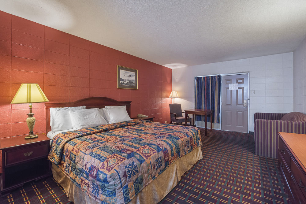 Bear Mount Inn & Suites Pigeon Forge Exterior photo