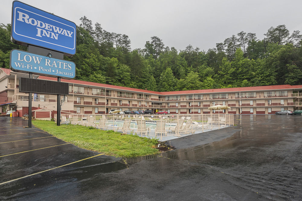 Bear Mount Inn & Suites Pigeon Forge Exterior photo