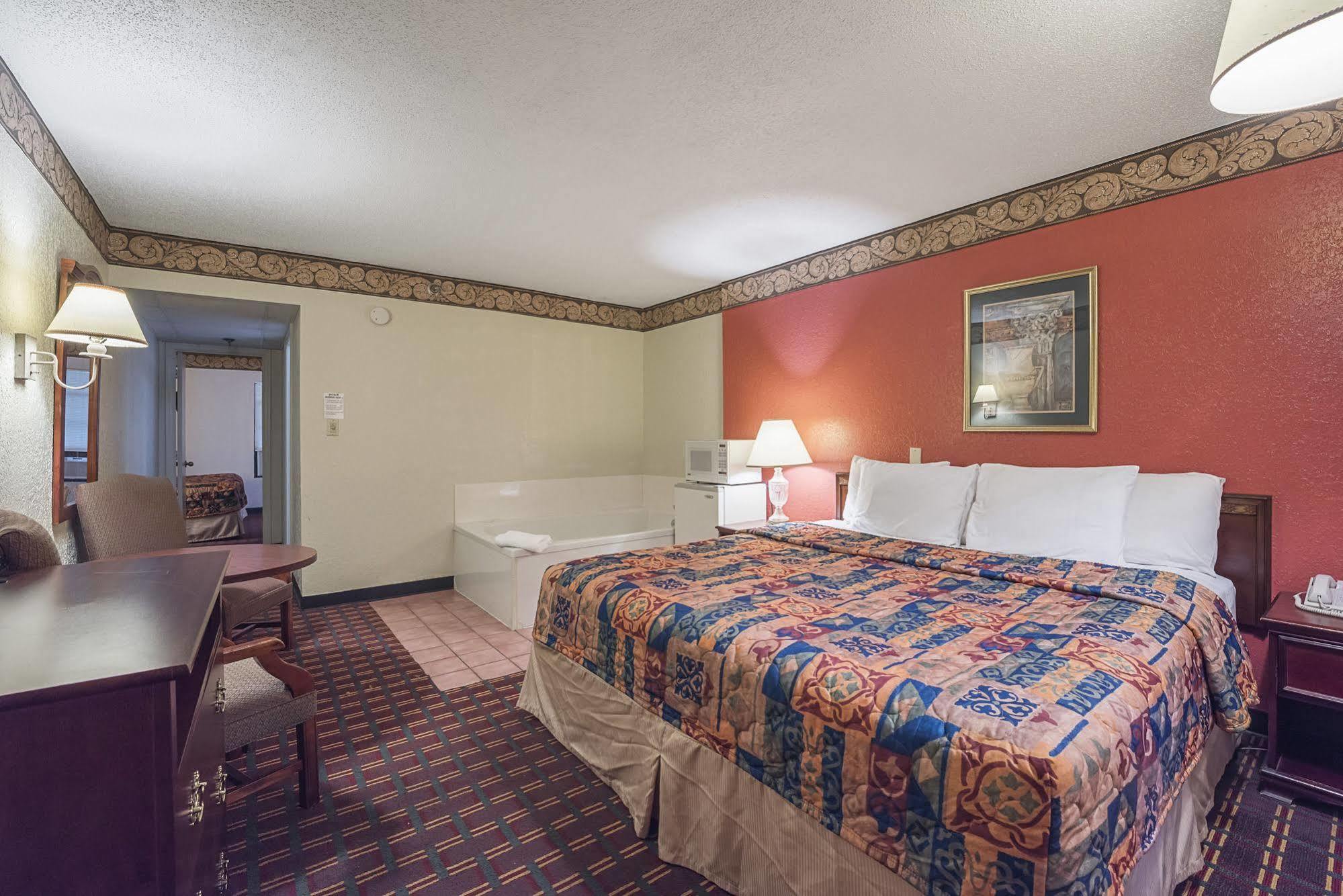 Bear Mount Inn & Suites Pigeon Forge Exterior photo